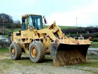 Фронтальный погрузчик Caterpillar 926 с водителем